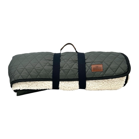 Pendleton Gray Quilted 66 x 49 Outdoor Travel Large Sherpa Lined Blanket - Picture 1 of 8